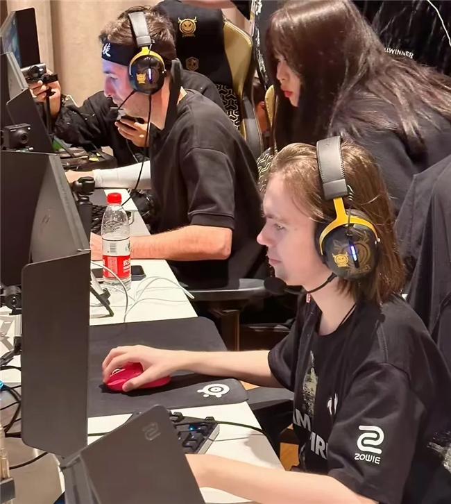 作为KPL的GOAT，FLY的历史地位最有可能被谁追上并且反超？