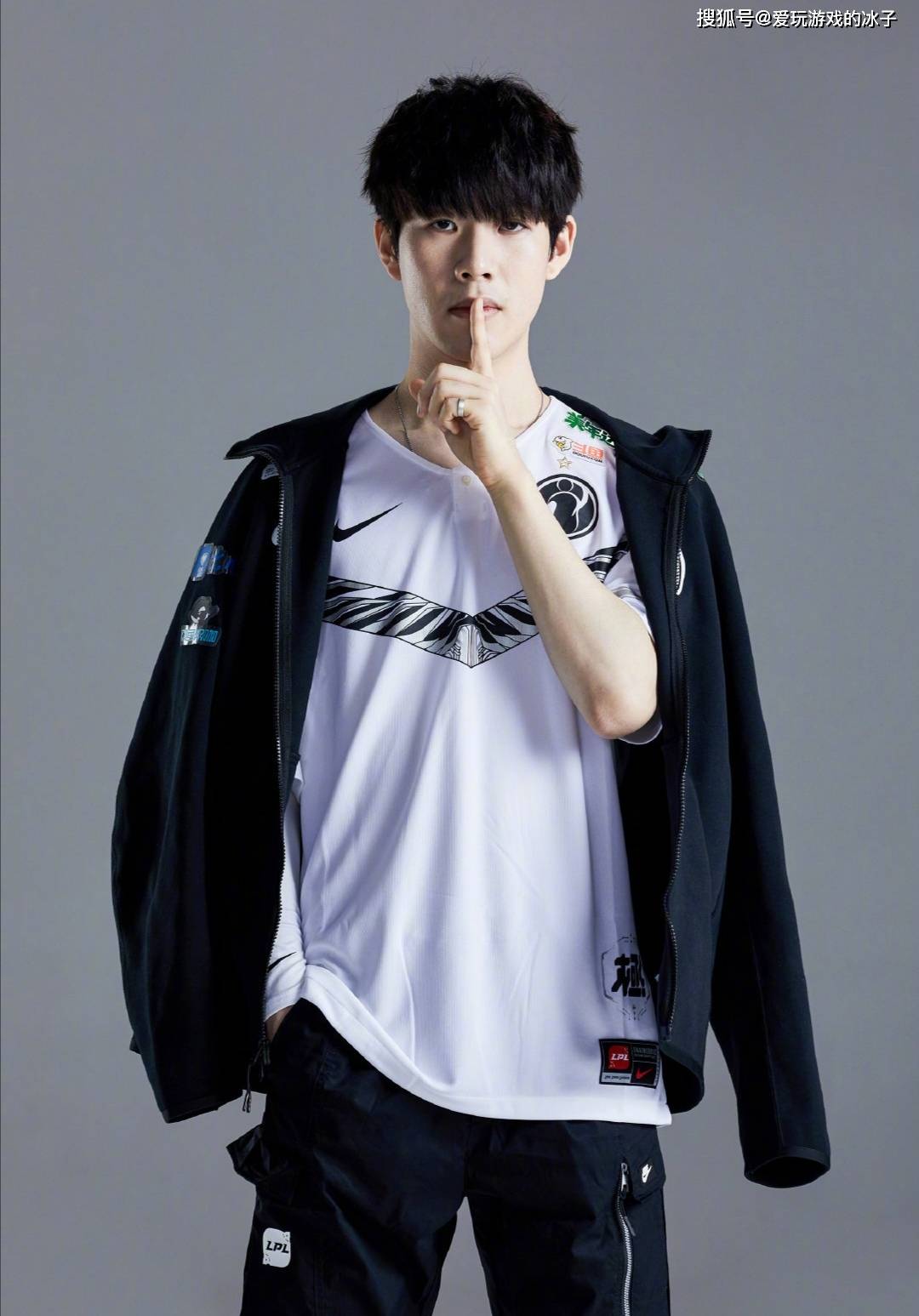 kyousuke 和 baz 在 evelone192 表演赛中以作弊方式进行 2v8