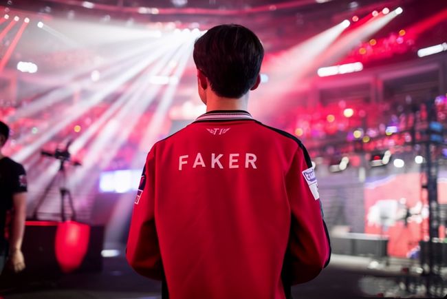 NAVI与 Spirit 在IEM Katowice 2025的比赛最佳精彩瞬间